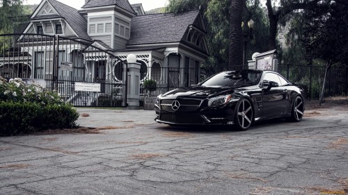 Auto Mercedes Benz Black Mercedes at the gate of the villa